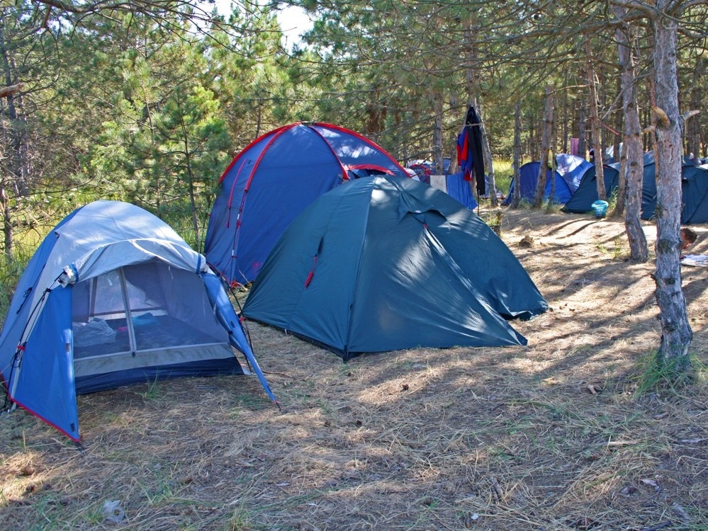 Палаточный лагерь палатки. Палаточный лагерь. Детские палаточные лагеря. Детский лагерь в палатках. Стационарный палаточный лагерь.