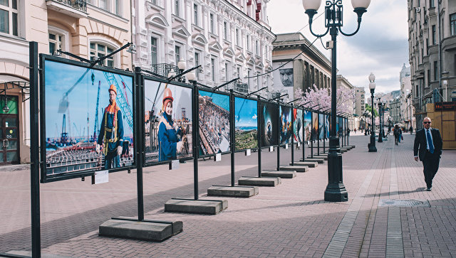 На Старом Арбате в Москве открылась фотовыставка про Крымский мост