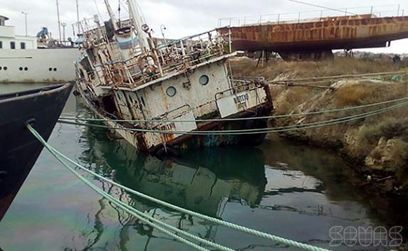 Брошенное судно уходит на дно в Камышовой бухте Севастополя