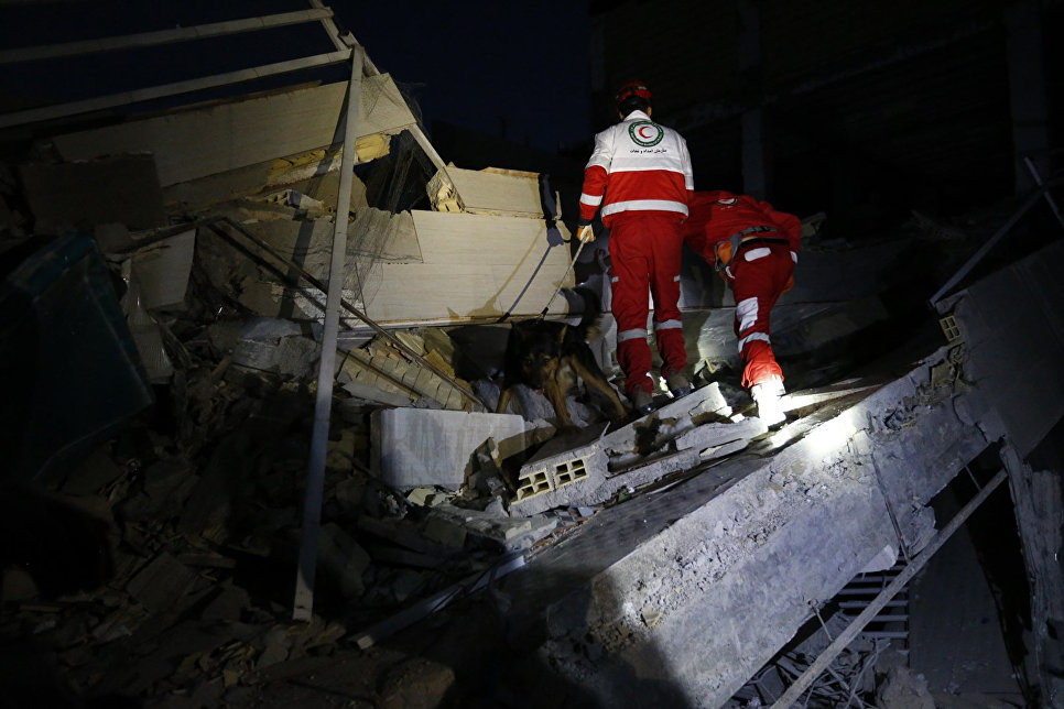 Поисково-спасательные работы после землетрясения в иранской провинции Керманшах. 13 ноября 2017