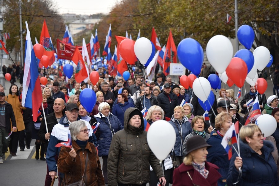 День народного единства отметили в Севастополе многотысячным шествием