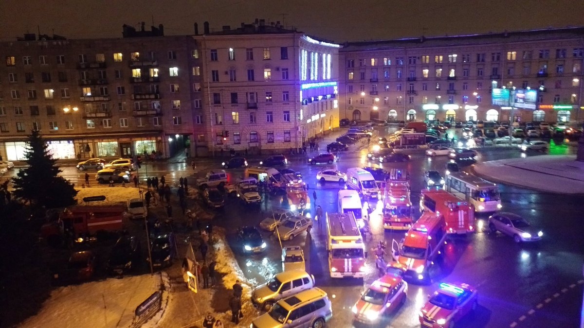 В супермаркете Санкт-Петербурга произошел взрыв, есть пострадавшие