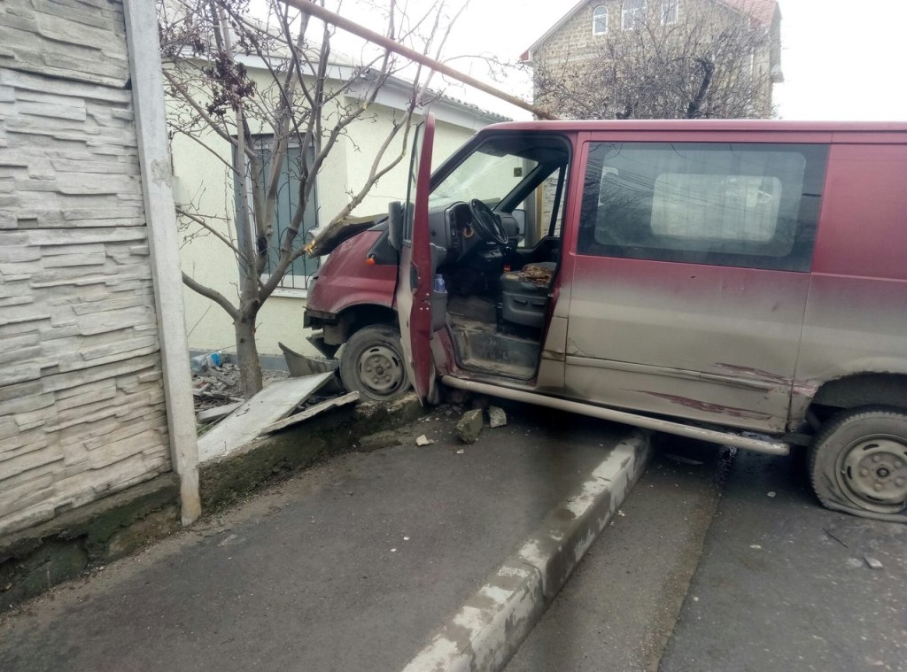 В Крыму столкнулись два автомобиля: пострадал забор