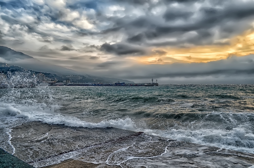 Ялта погода воды. Крым шторм Ялта. Шторм в Крыму. Море шторм. Пасмурное море.