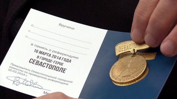 Памятные знаки «С Россией навсегда» в Сети продают уже по 5 тысяч рублей