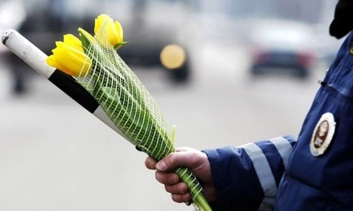 В Севастополе сотрудники ГИБДД вручили женщинам-водителям цветы