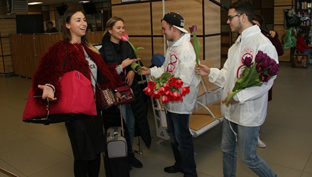 В аэропорту «Симферополь» женщинам подарили сотни тюльпанов