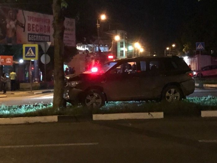 Ночью в Севастополе женщина на внедорожнике снесла такси, а затем врезалась в дерево