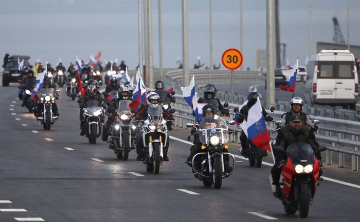 Десятки байкеров стали первыми нарушителями ПДД на Крымском мосту
