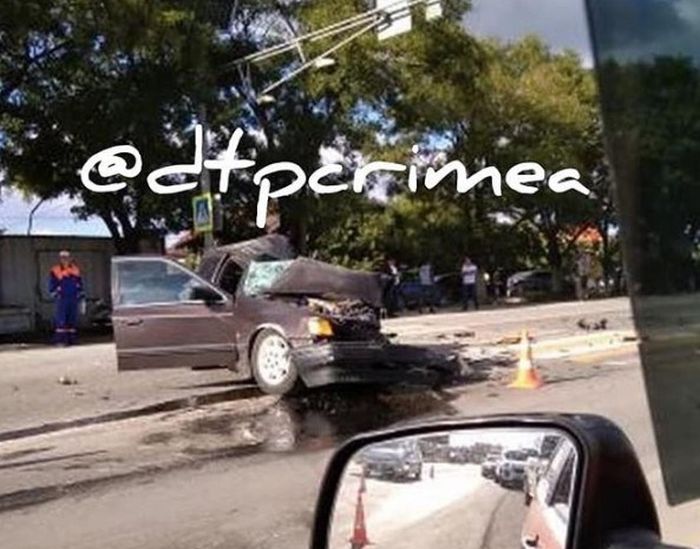 В Крыму фура раздавила иномарку: один человек погиб
