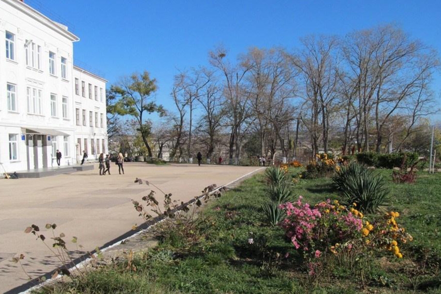 Суд обязал оградить севастопольскую школу двухметровым забором