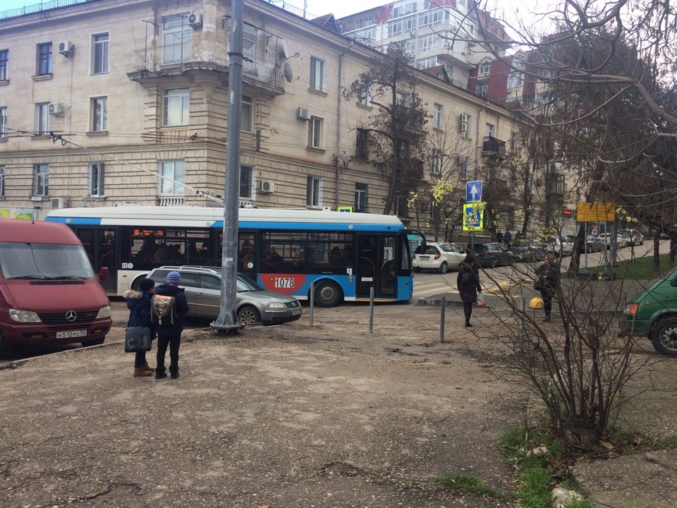 В Севастополе троллейбус перегородил дорогу в центре города — образовалась пробка