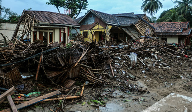 Число жертв цунами в Индонезии превысило 280 человек