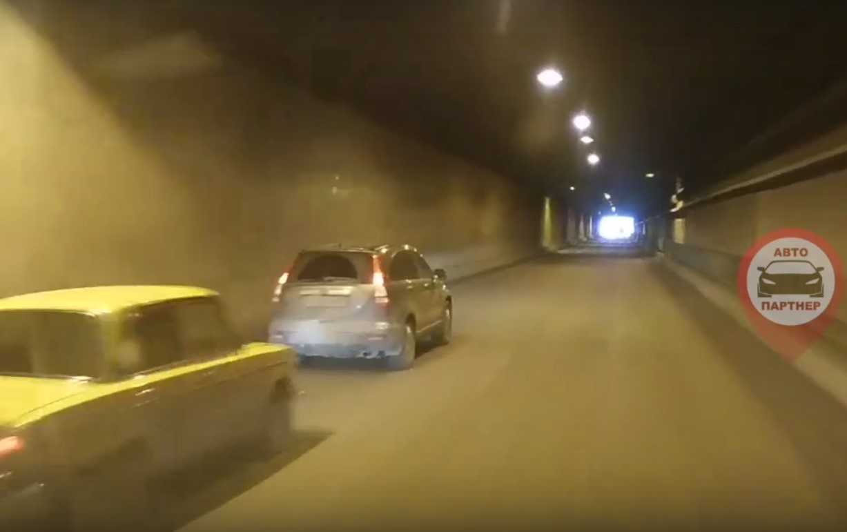 «Бешеный» ВАЗ устроил ДТП в симферопольском туннеле (видео)