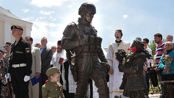 В Крыму облили краской памятник «Вежливым людям»
