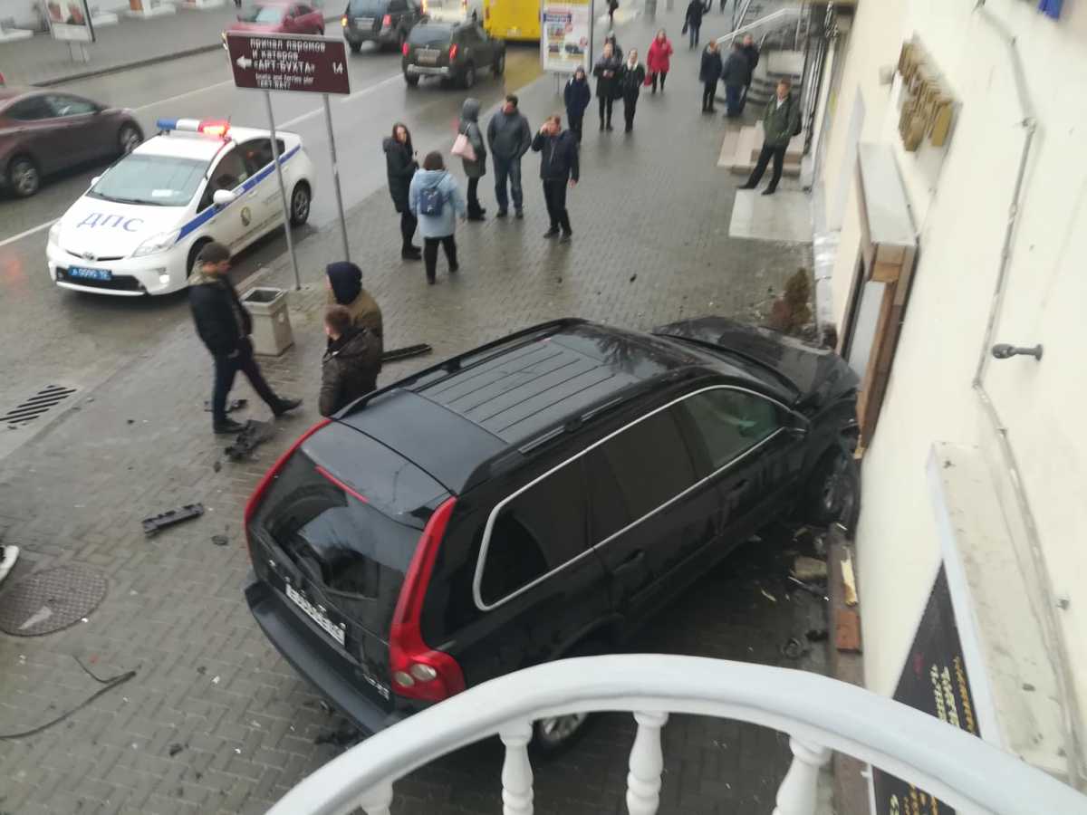 В Севастополе пострадавший в ДТП магазин обокрали на следующий день