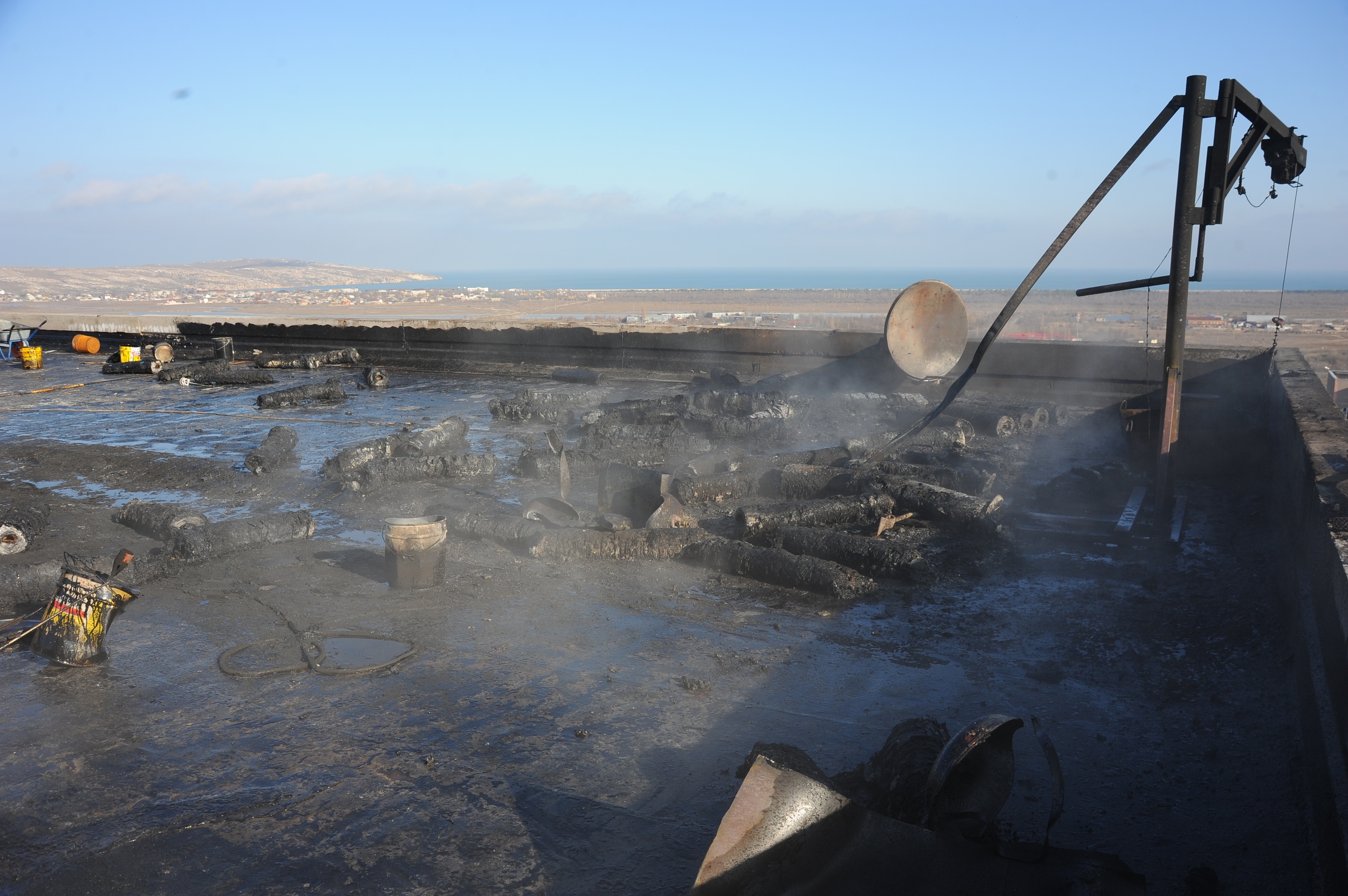 Взрывы в крыму сегодня сейчас. Взрыв емкости. Взрыв в Ленинском районе Крым. Взрыв газа в Щелкино.