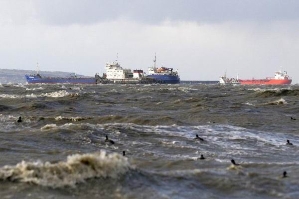 В Керченском проливе остановили судоходство