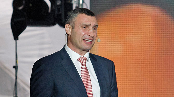 Пранкеры рассказали Кличко, как «пьяного Порошенко вытаскивали из-под стола»