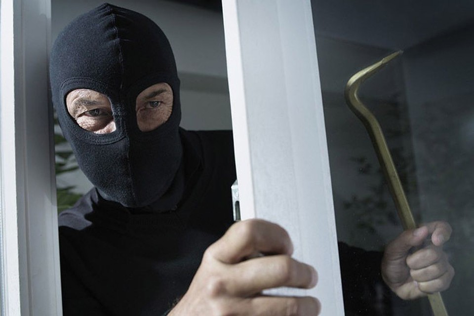 В Крыму мужчина забрался в дом соседки через окно и украл деньги на шопинг