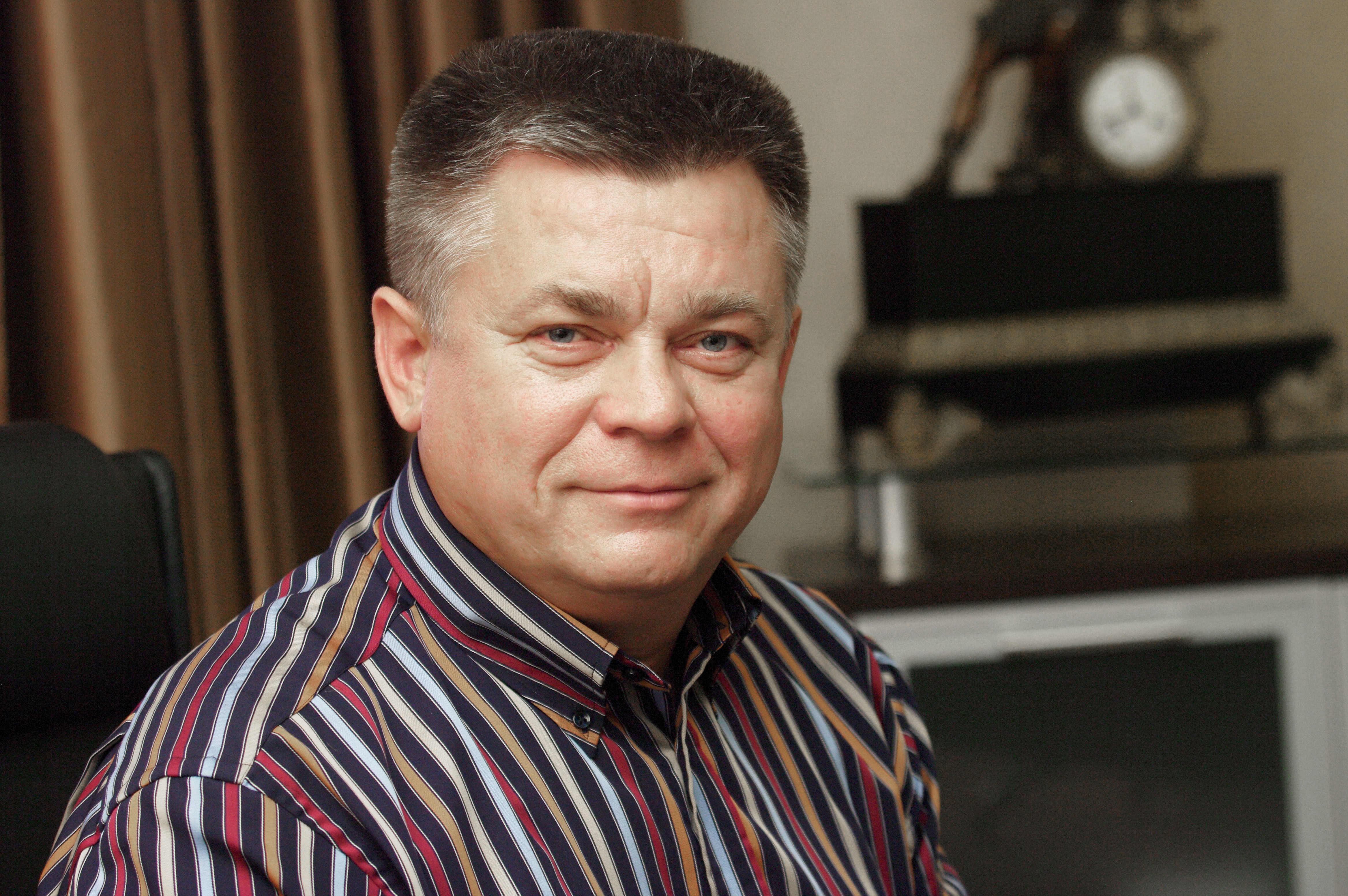 Павел Лебедев поздравил с Днем защитника Отечества