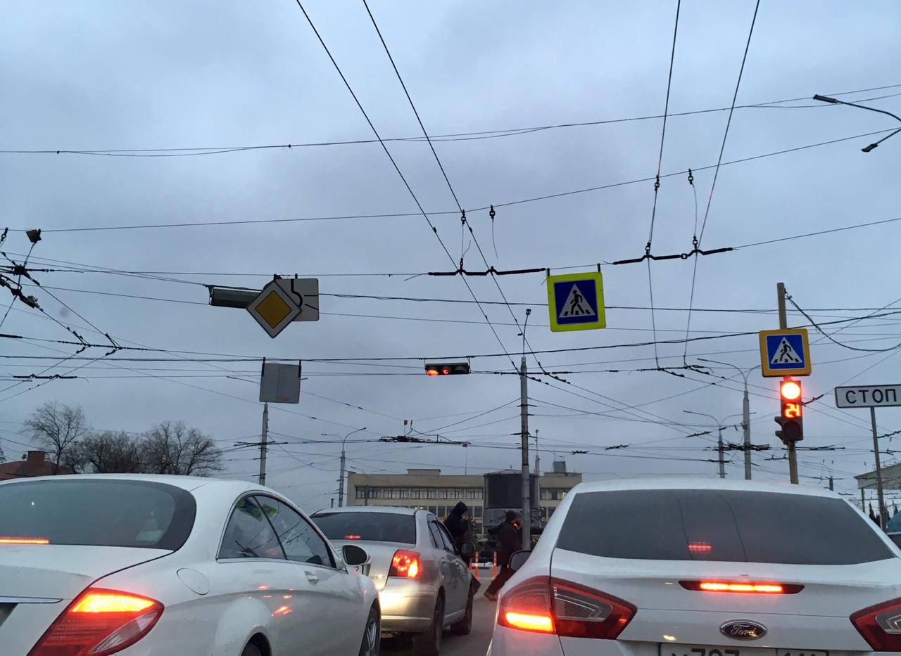 В Севастополе светофор уже второй месяц «смотрит» в пол