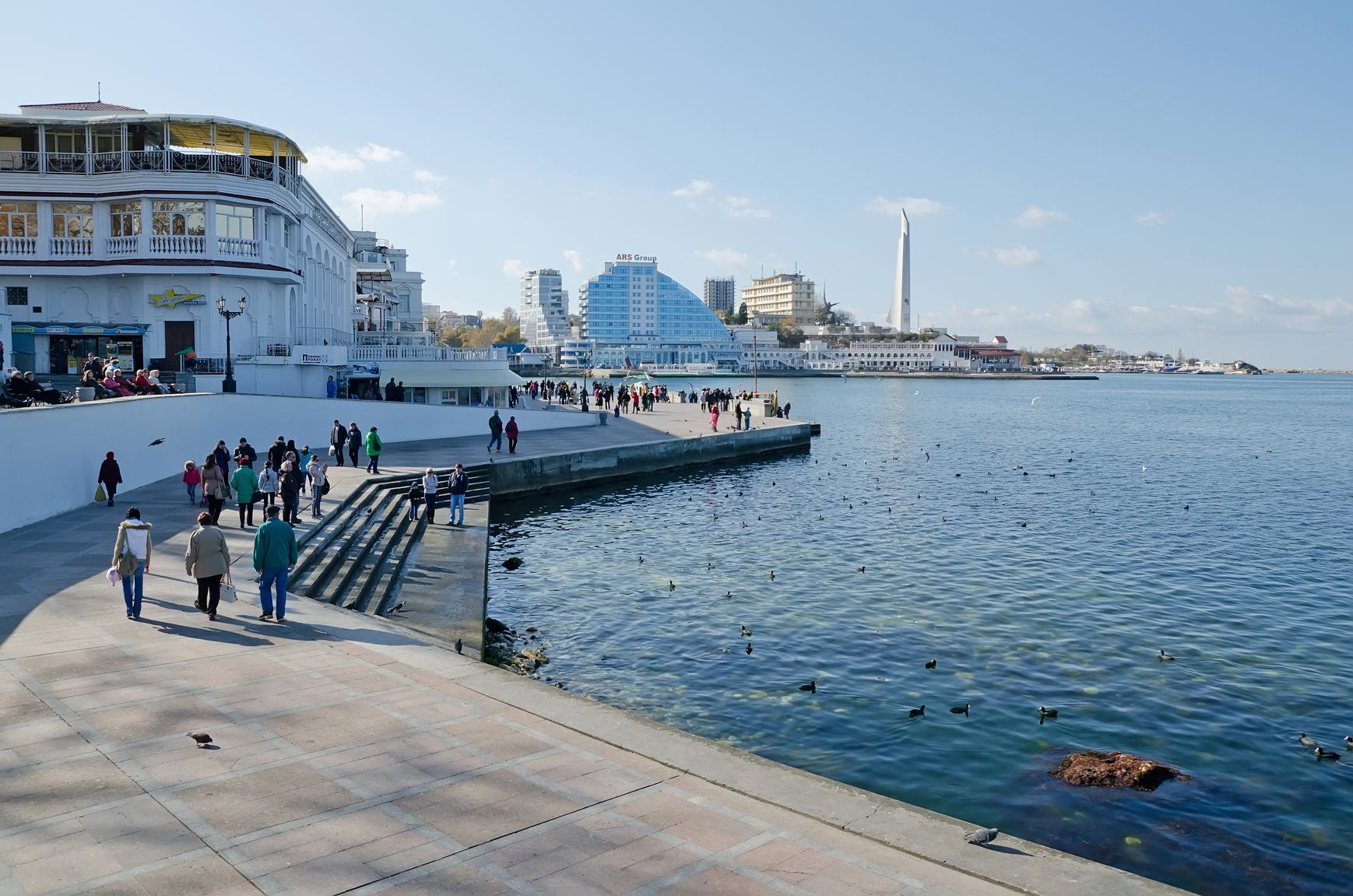 В Севастополе на набережной детская коляска упала в море