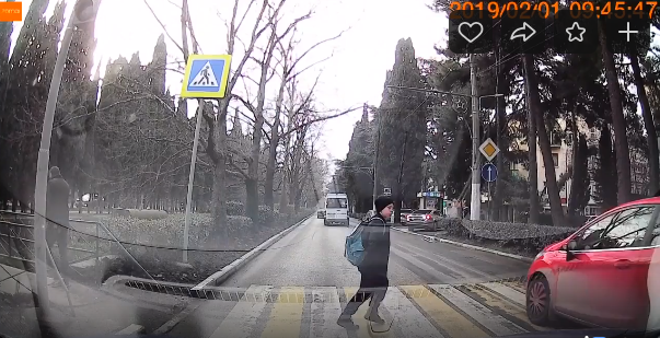 В Крыму водитель «легковушки» чудом не сбил ребенка на пешеходном переходе