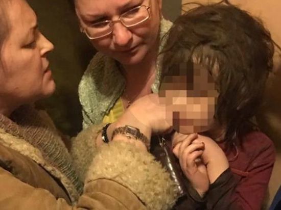 Крестик врос в кожу: девочку-маугли нашли в московской квартире-помойке