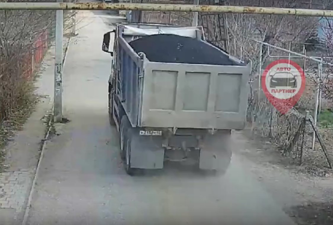 В Крыму перевернулся грузовик с гравием