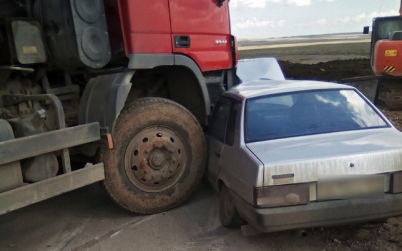 В Крыму грузовик протаранил ВАЗ
