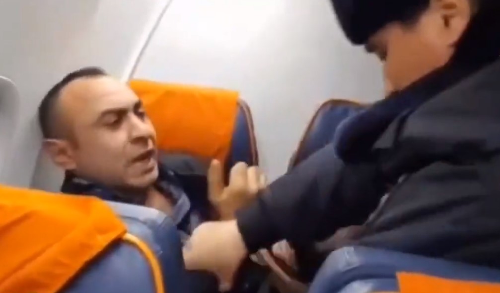 «Не выйду никуда, я деньги заплатил!»: видео задержания российского авиадебошира
