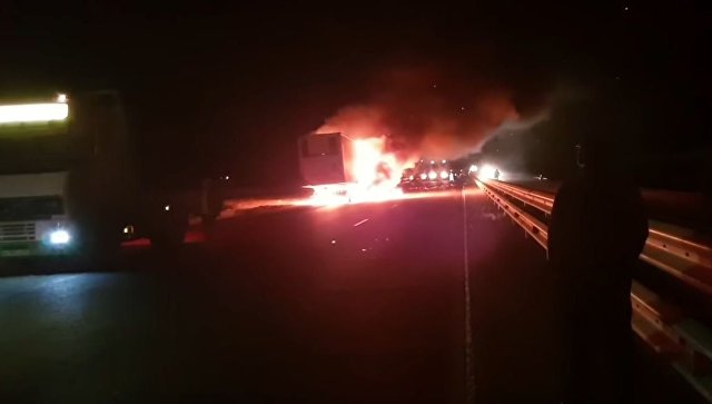 На крымской трассе сгорел прицеп грузовика