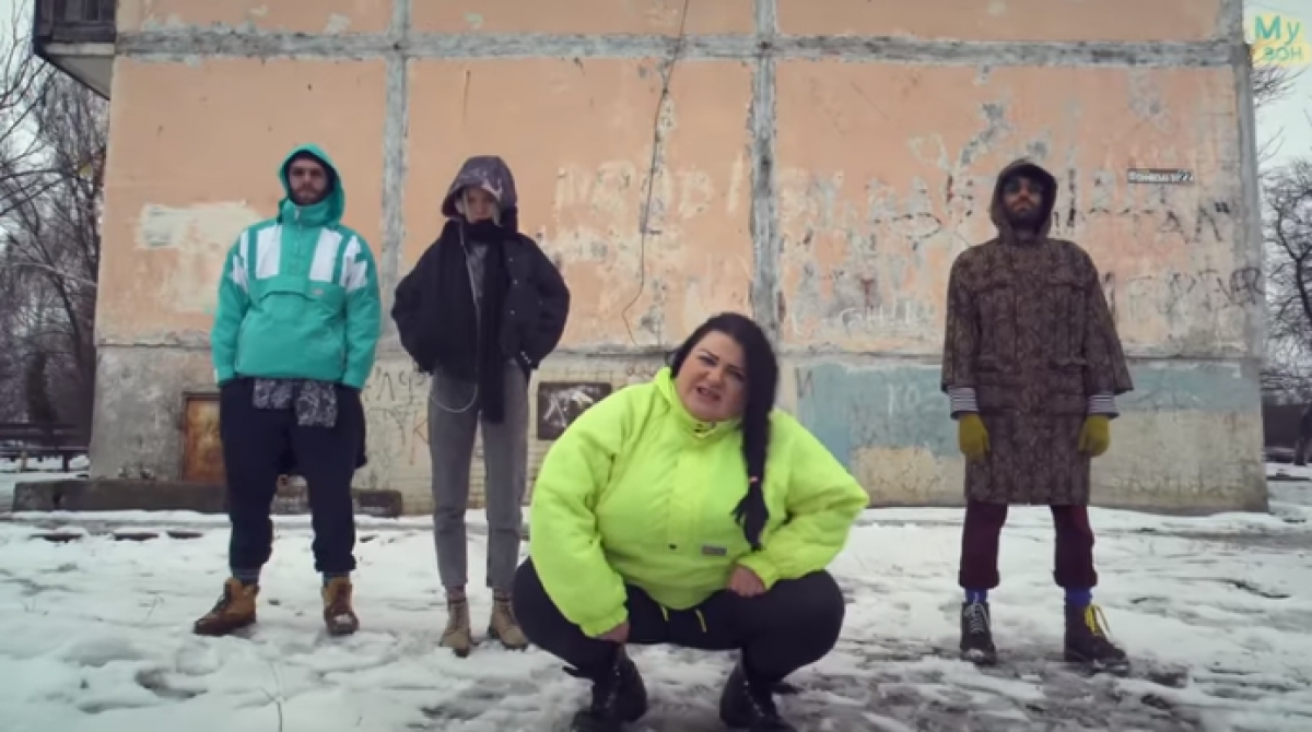 Просто «пушка»: заведующая детским садом стала главной в украинском рэпе