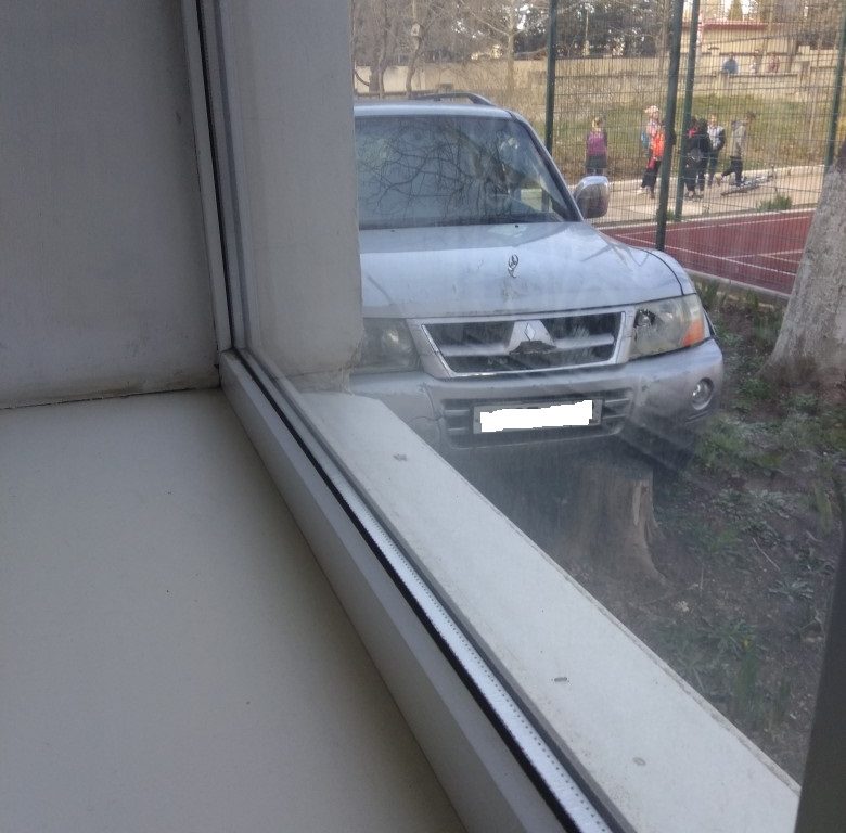 В Севастополе автоледи на внедорожнике снесла школьный забор