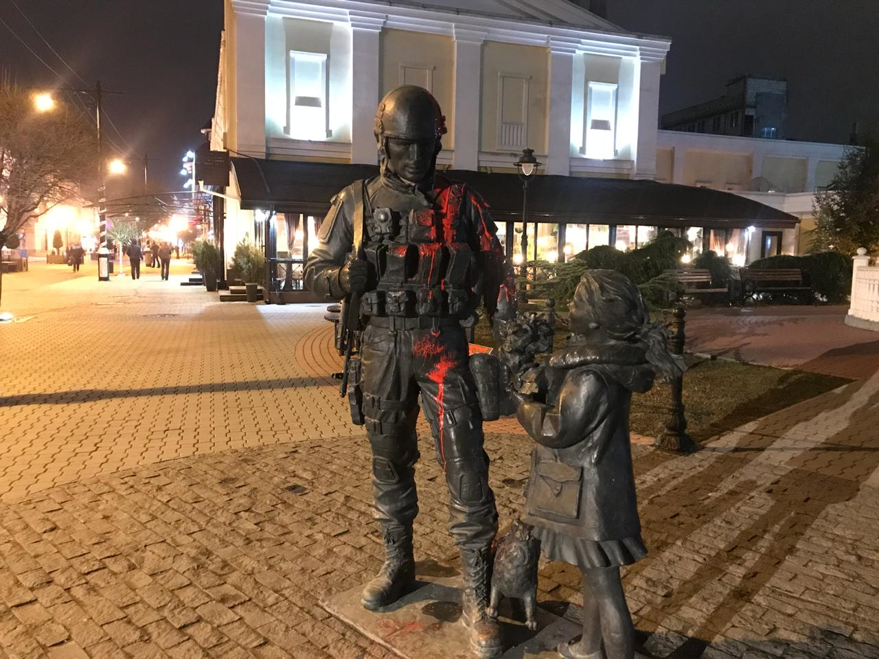 Вынесен приговор украинцу, облившему памятник Вежливым людям в Симферополе