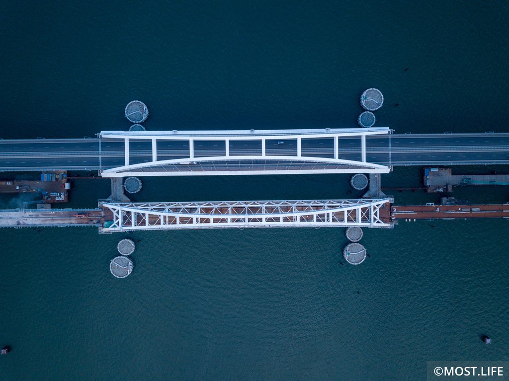 На Крымском мосту завершают установку пролетов железнодорожной части
