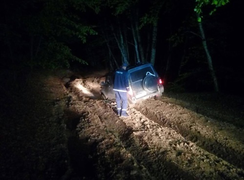 В Крыму в горах ночью застрял автомобиль с ребенком