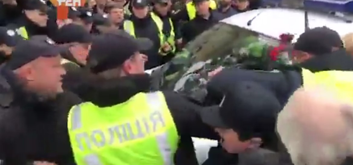 Опубликовано видео драки участников «Бессмертного полка» и полиции в Киеве