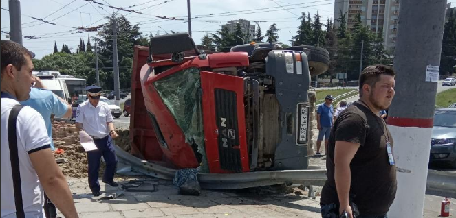В Алуште посреди дороги перевернулся грузовик MAN