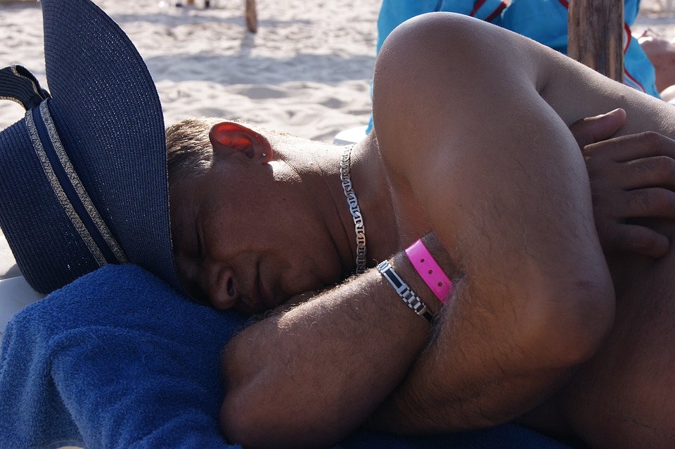 В Крыму пропавшего в море туриста нашли спящим на пляже