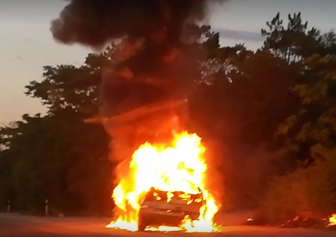У въезда в Севастополь сгорел автомобиль