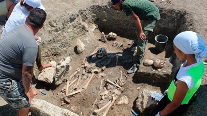 В Крыму обнаружили таинственный склеп со скелетами античных воинов