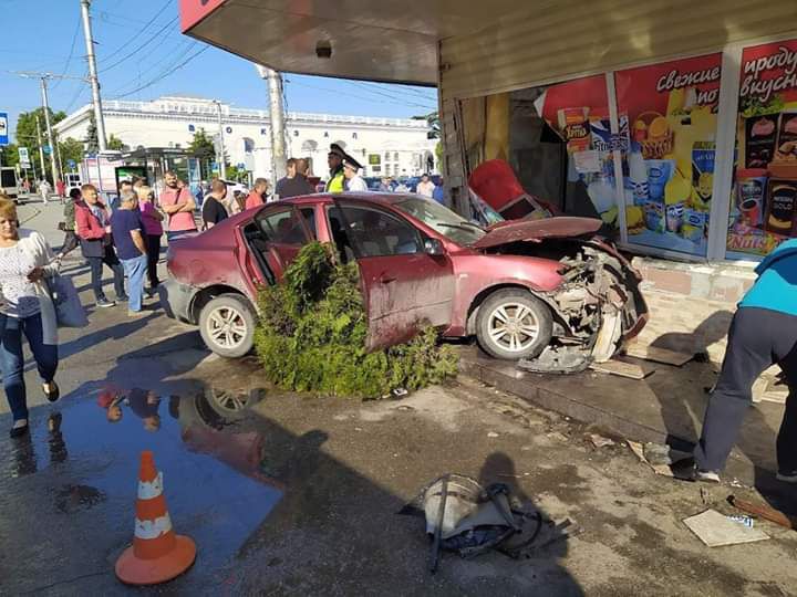 Появились фото с места аварии, где машина влетела в магазин в Симферополе