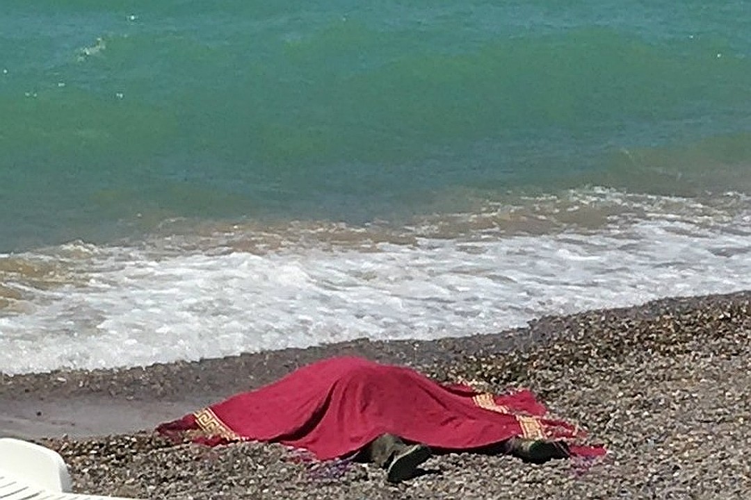 «Одет был официально»: на крымском курорте на пляж вынесло тело мужчины с гирей на шее