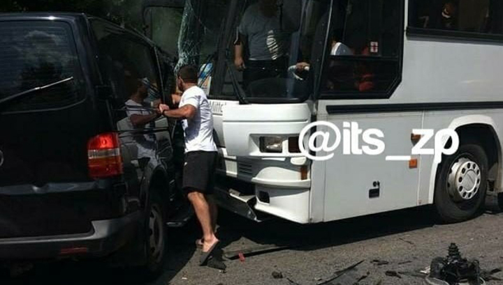 Кортеж Зеленского столкнулся с автобусами с детьми