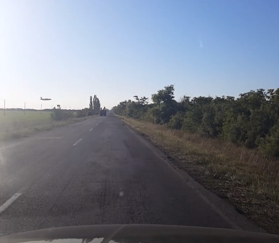 В Херсонской области сняли на видео летевший вдоль границы с Крымом самолет