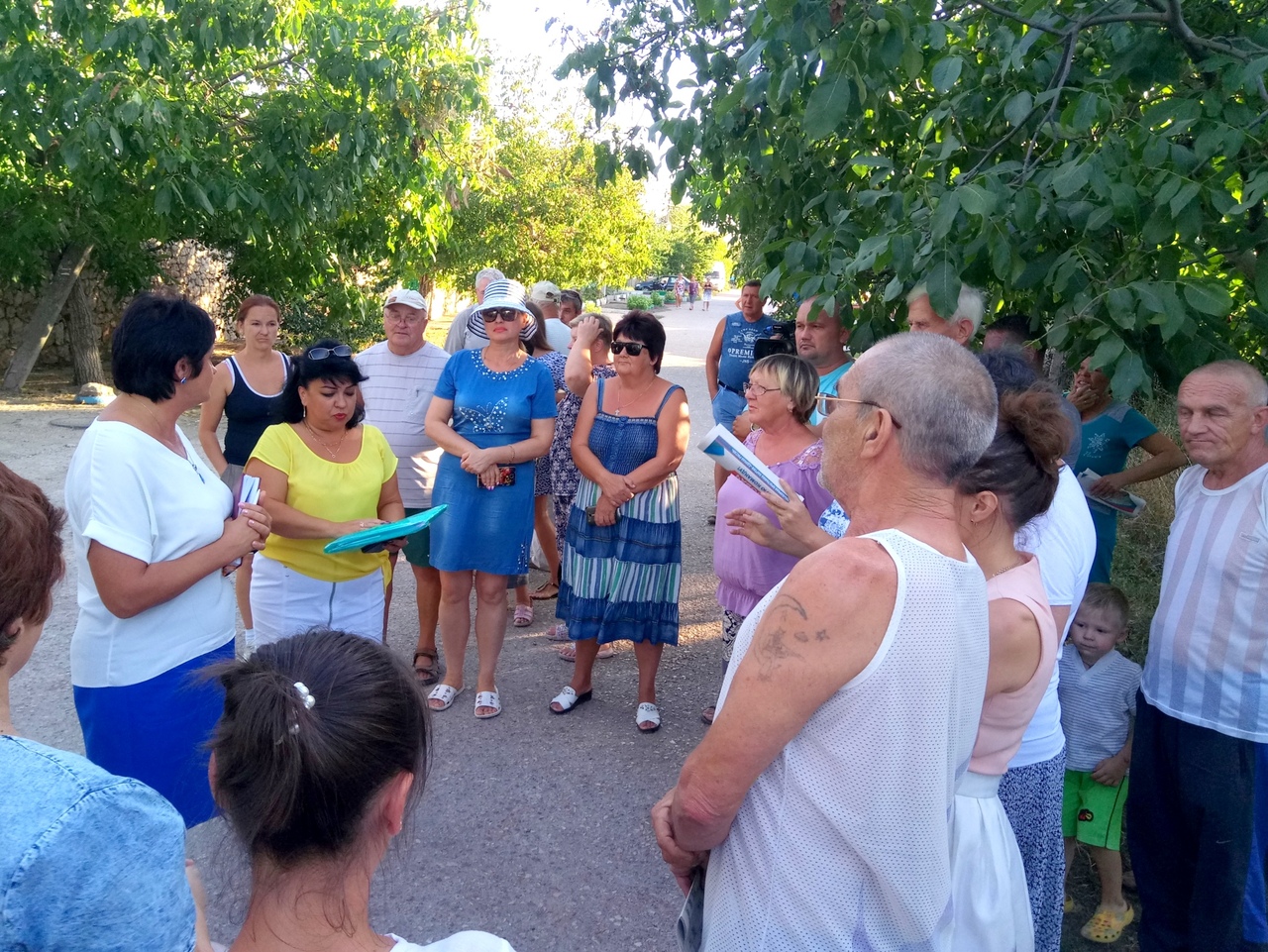 Жители поселка на 5 км Балаклавского шоссе рассказали о своих проблемах Татьяне Лобач