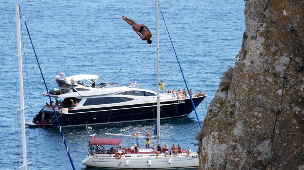 В Крыму прошли соревнования по прыжкам в воду с 27-метровой скалы