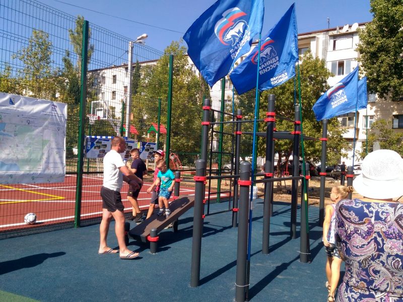 В Севастополе открыли многофункциональную спортивную площадку
